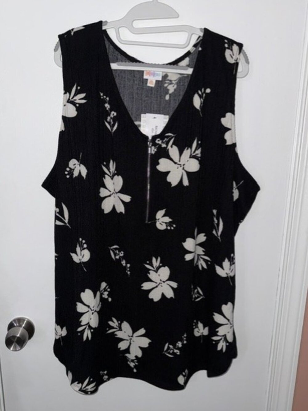 NWT LuLaRoe Rachael 3XL Sleeveless Zip-Front Black with White Flowers